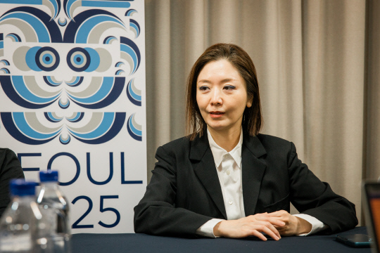 김아영 작가가 27일 서울 노보텔 동대문에서 열린 언론 인터뷰에서 질문에 답하고 있다. 한국문화예술위원회 제공